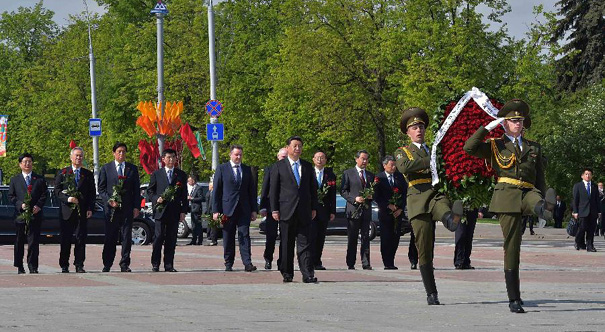 习近平向白俄罗斯胜利纪念碑敬献花圈