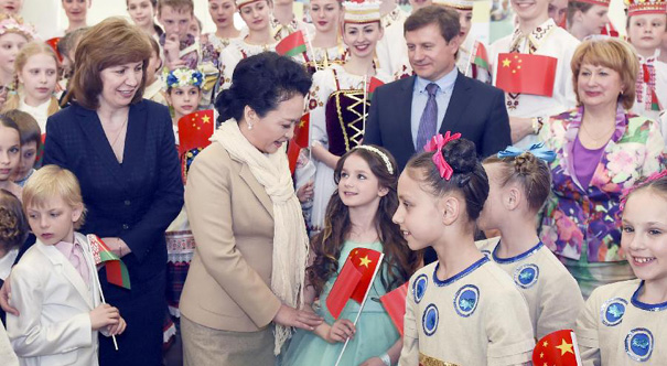 彭麗媛參觀白俄羅斯國家兒童和青少年藝術創作中心