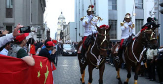 秘魯儀仗隊高唱中國國歌 歡迎李克強到訪