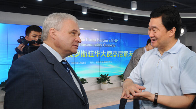 新华网董事长、总裁田舒斌与杰尼索夫大使交谈