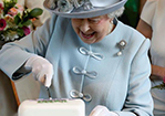 英国女王亲手切蛋糕