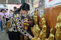 泰国前总理英拉现身北柳府拜佛