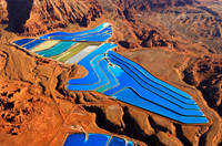 美国荒凉大漠现“五彩池”奇观