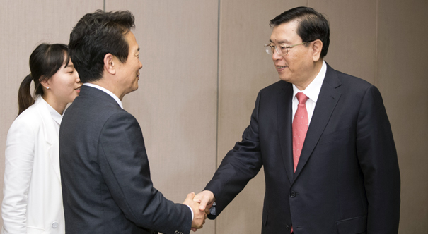 张德江会见韩国京畿道知事南景弼