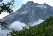 马来西亚沙巴州基纳巴卢山多处坍塌