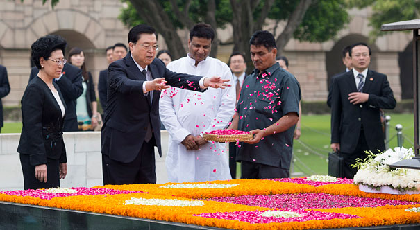 张德江向甘地墓敬献花环