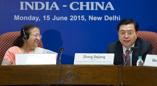 张德江和印度人民院议长马哈詹共同出席中印议员友好论坛闭幕式