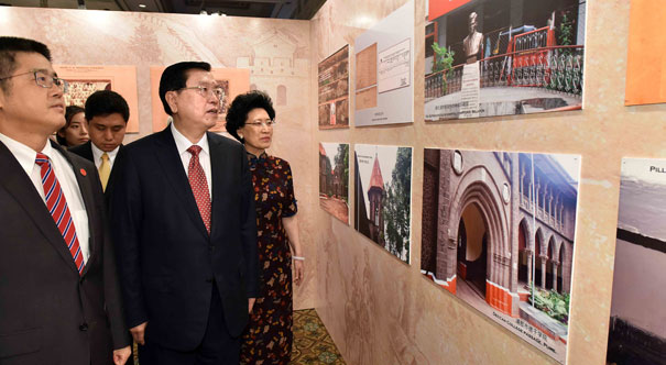 张德江参观柯棣华大夫图片展