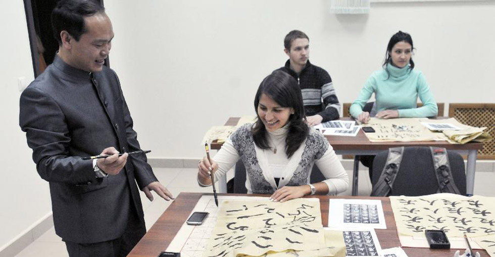 中国书法老师在莫斯科中国文化中心教授俄罗斯青年书法