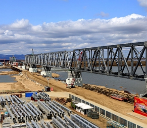 中俄首座跨界河铁路桥轮廓渐显