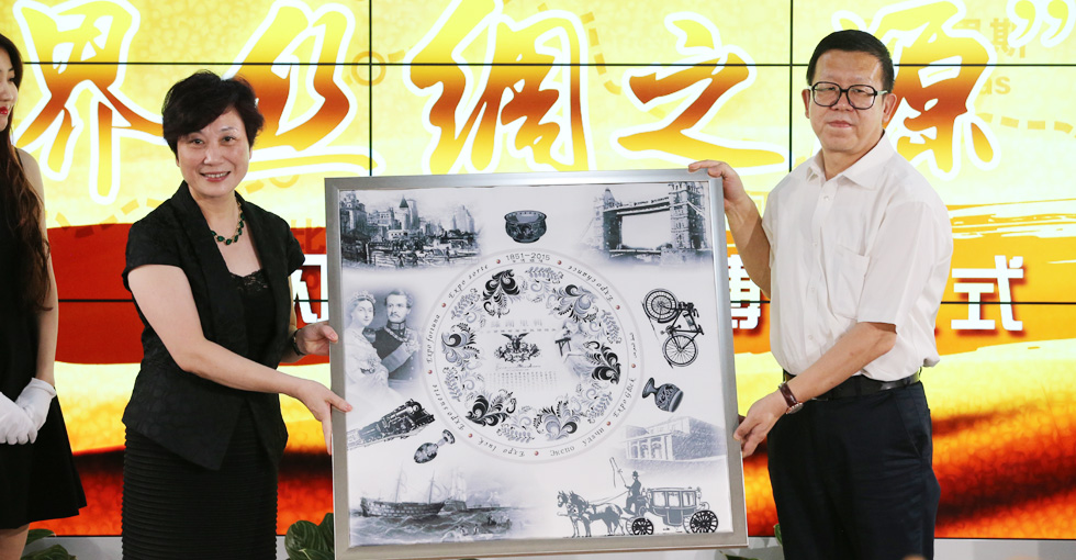 湖州市委常委、宣传部长胡菁菁向兰世博会中国馆轮值馆长周侗赠送&ldquo;钱山漾&rdquo;丝织品