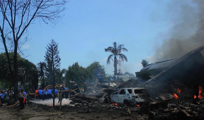 印尼一架军用运输机坠毁居民区至少30人死亡