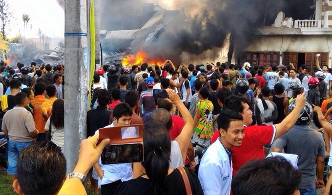 印尼军机坠毁居民区引发大火 或数十人死亡