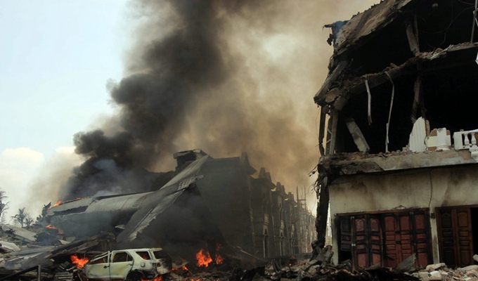 印尼一架军机居民区坠毁 机体爆炸燃成火球