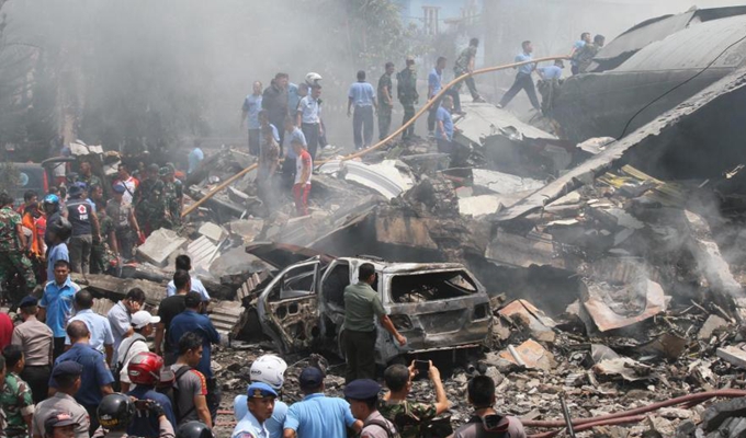 印尼一架军机坠毁 机体爆炸燃成火球