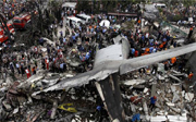 印尼军机坠居民区 机上113人恐无生还者
