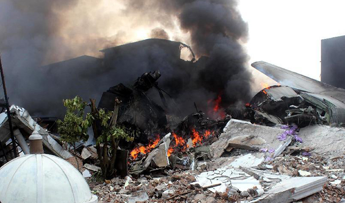 印尼一架军用运输机坠毁 机上113人恐无生还者