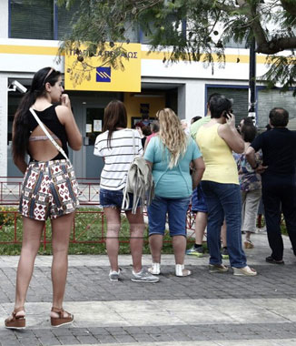 希腊民众面临两难选择