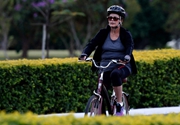 巴西总统罗塞夫在总统府附近骑自行车健身