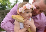英2岁女童拥抱亲吻近5米长蟒蛇