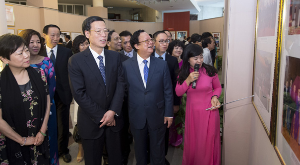 张高丽参观胡志明主席推动中越关系以及两国友好交往历史图片展