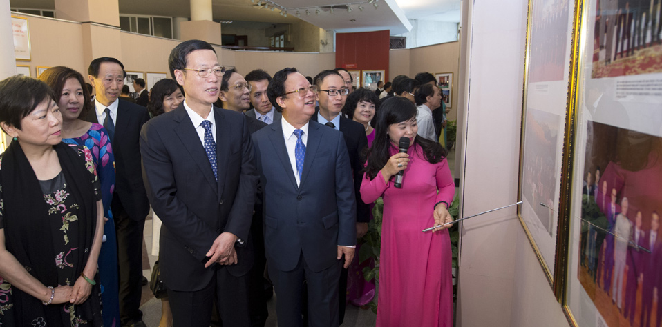 张高丽参观胡志明主席推动中越关系以及两国友好交往历史图片展