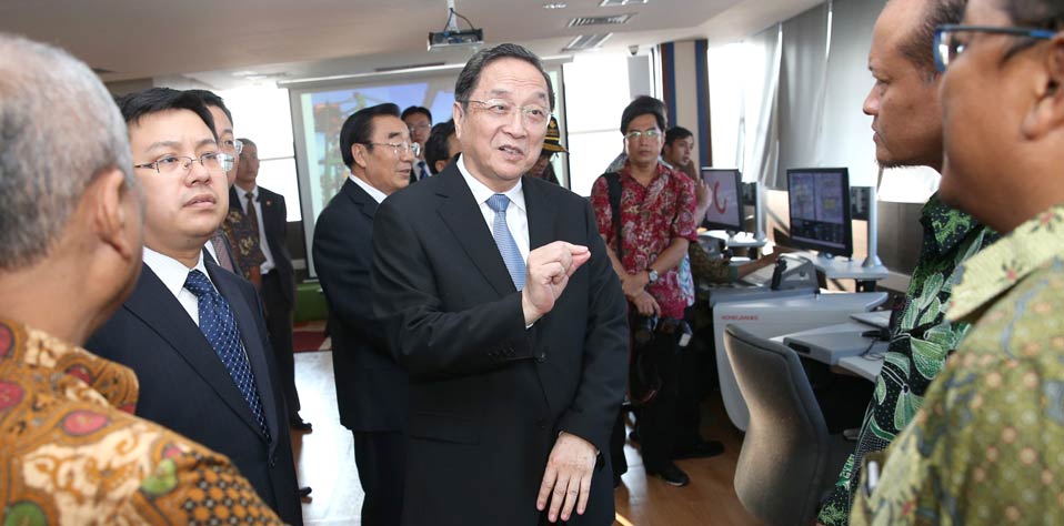 俞正声参观丹戎佩拉港新客运、货运码头