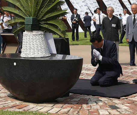 日本前首相鸠山由纪夫在韩国下跪谢罪