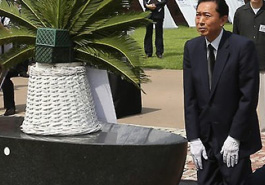 鸠山跪地悼念抗日义士