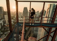 加拿大女子78层高楼边缘拍写真