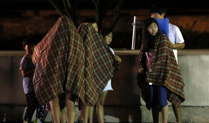 韩朝互射炮弹 居民进入避难所内躲避