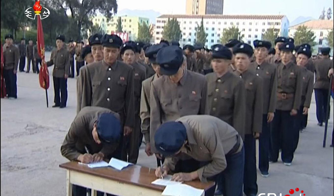 朝鲜100万余名青年踊跃报名参军