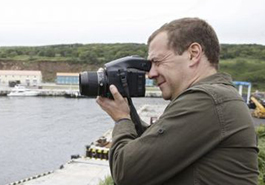 梅德韦杰夫三度登上俄日争议岛屿