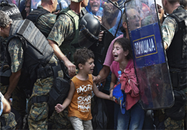 难民潮涌现马其顿边境军方介入