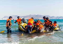 难民横渡海峡登陆希腊岛屿