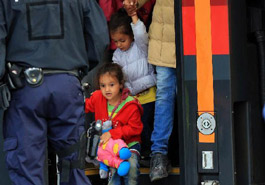 大批难民乘火车抵达德国