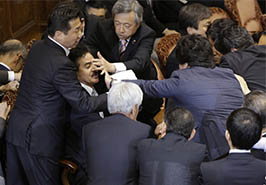 国会变身&ldquo;修罗场&rdquo;