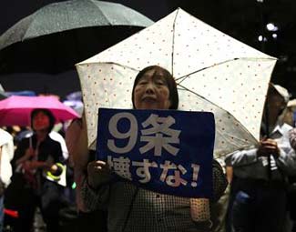 安倍强推安保法失民心埋隐患