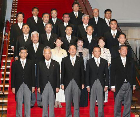 安倍新内阁集体亮相