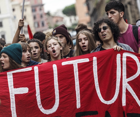 罗马学生抗议政府难民政策和教育改革