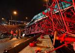 南非一在建过街天桥坍塌致20余人伤亡