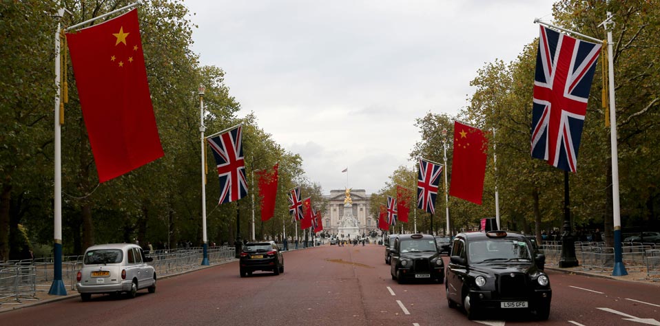 中英两国国旗悬挂在伦敦街头
