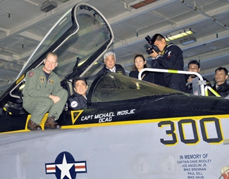 安倍造访里根号航母 体验大黄蜂战斗机