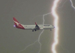 澳大利亚客机与闪电&ldquo;擦肩而过&rdquo;瞬间（组图）