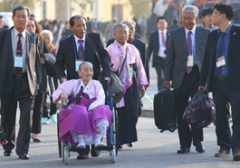 韩国部分老人乘急救车赴朝