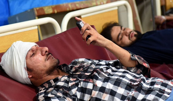 巴基斯坦北部发生7.8级地震 受伤民众接受治疗