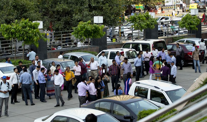 阿富汗发生7.8级地震 民众涌至街头