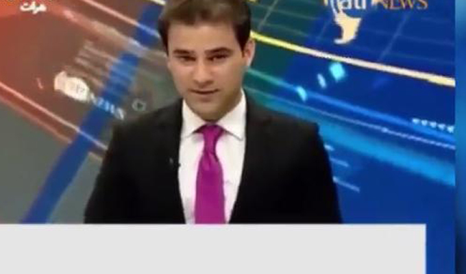 7.8级地震：新闻主持人逃离画面