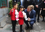 荷兰国王游北京大栅栏 小朋友赠送“中式米菲”【高清组图】