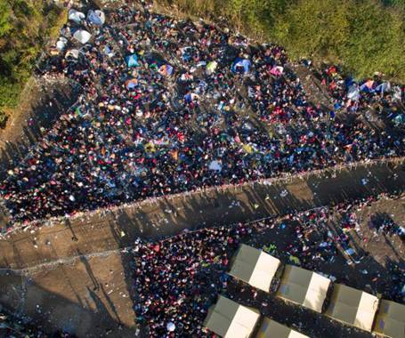 数万难民大军穿越田间 绵延数公里